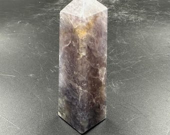 Torre di iolite, cristallo di cordierite naturale, minerale lucidato
