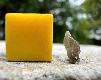 Espécimen de meteorito de vidrio de impacto de tectita verde translúcida de moldavita de la República Checa con certificado de autenticidad.