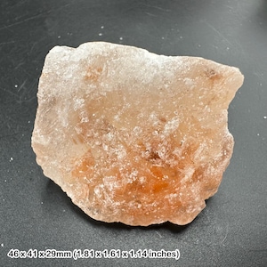 Muestra geológica de mineral de sal de roca de halita, cristal cúbico natural del Reino Unido.