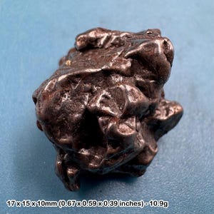 Meteorito de níquel-ferro Campo del Cielo - rocha espacial genuína proveniente de cristais de asteroide.