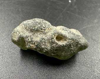 モルダバイト鉱物、半透明の緑色のテクタイト、チェコ共和国産、本物