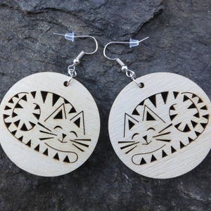 Pendientes de madera con diseño de gato durmiendo, ideales para amantes de los gatos, amantes de los gatos, madera natural, ligeros, calados, colgantes, estilo hippie, ecológicos y populares.