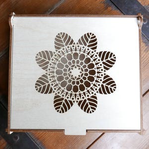 Houten sieradendoos met bloemenkant, filigraan bloem folk aandenken cadeau herinneringen natuurlijk geval bos trouwkaarten romantische kist berkenhout