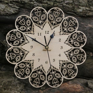 Reloj de pared con tulipanes de cabaña, silencioso, regalo de flores para inauguración de la casa, reloj de madera natural, delicado detalle de encaje, arte colgante de bosque