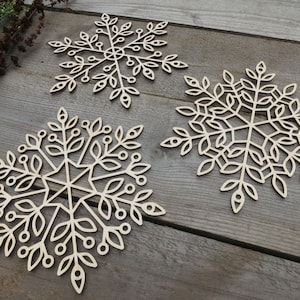 Spitze hölzerne Schneeflocken, filigrane Holztischverzierungen, Winterschneeflocken, natürliches ökologisches Herzstück, Wand oder Fenster hängendes Kunstgeschenk