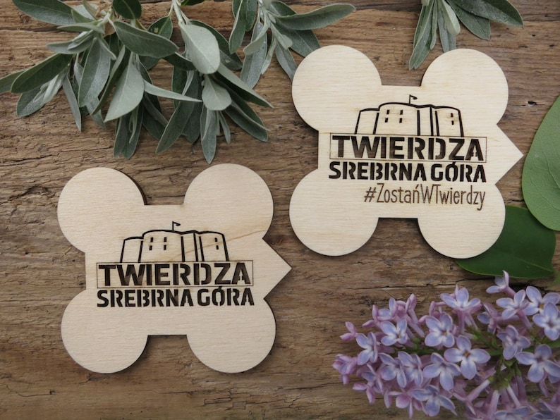 May include: Two wooden coasters with a laser-engraved design featuring a castle and the text "TWIERDZA SREBRNA G&Oacute;RA #ZostańWTwierdzy".