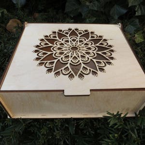 Portagioie in legno con crochi, fiore in filigrana, tesoro, ricordo, regalo, ricordi, custodia, carte di nozze nel bosco, scrigno, pizzo, arte del legno