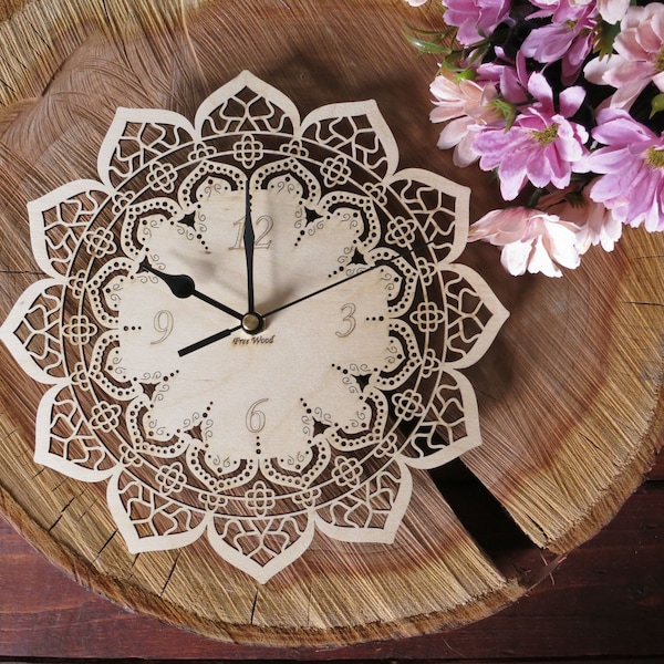 Horloge murale mandala en filigrane, décoration en bois silencieuse, cadeau de pendaison de crémaillère, bois de bouleau naturel, délicat accent de dentelle, oeuvre d'art à suspendre boisée