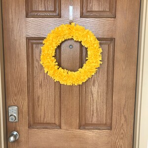 Yellow Fabric Rag Wreath: Cheerful Spring Door Decor (16-Inch) bild 3