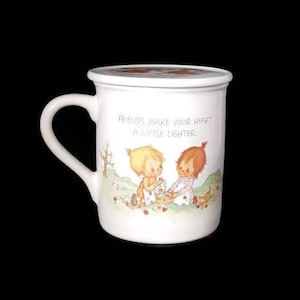 Betsy Clark Hallmark Becher 1983 Freunde machen Ihr Herz ein wenig leichter Holly Hobby Regenbogen Kätzchen Picknick Becher Mates Hallmark Cards Halkmark