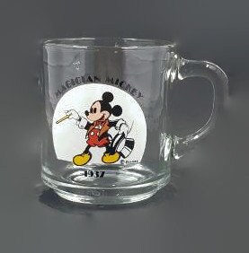 Disney Mickey Mouse and Friends 2023 Tip the Hat - Taza de cerámica negra,  tazas de café de personajes coleccionables y regalos novedosos para hombres  o mujeres, 11 onzas : : Hogar y cocina