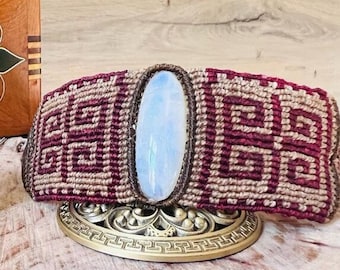 Bracelet woven in Micro-Macramé with a white Labradorite (pierre de lune)