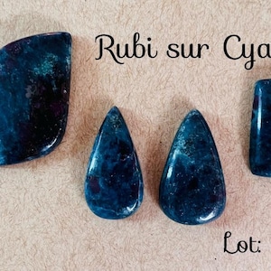 Könnte beinhalten: Vier polierte Edelsteine, zwei tropfenförmig und zwei rechteckig, in dunkelblauer und grüner Farbe. Der Text "Rubi sur Cyanite" und "Lot: 30€" ist auf dem Bild zu sehen.