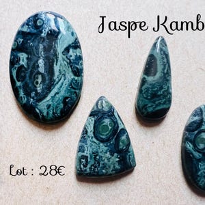 Puede incluir: Cuatro piedras de jaspe Kambaba en varias formas: ovalada, de lágrima y triangular. Las piedras presentan patrones en verde oscuro y negro. El texto "Jaspe Kambaba" está escrito encima.