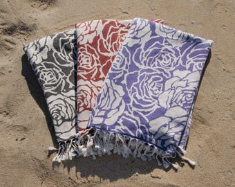 Elige entre negro, burdeos o morado, toalla turca con estampado floral de rosas, peshtemal de playa de algodón orgánico con flores, resistente a la arena, absorbente y ligera.