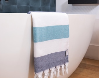 Toalla de baño turca con forro de rizo a rayas azul marino, blanco y aguamarina / Peshtemal con reverso de rizo de algodón orgánico