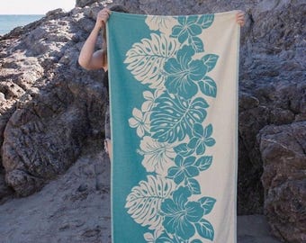 Toalla de playa turca reversible con estampado de flores de hibisco color aguamarina, peshtemal fino y ligero resistente a la arena, confeccionado en algodón orgánico.