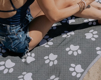 Toalla de playa turca Peshtemal con estampado de huellas de perro en blanco y negro: algodón orgánico resistente a la arena.