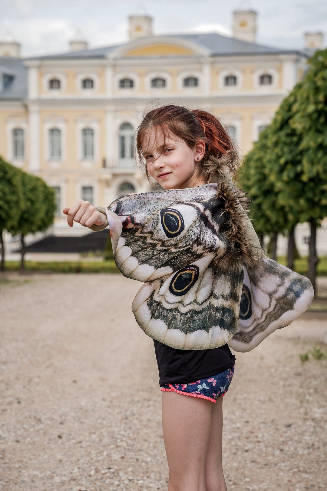 Bambina Con Le Ali Di Farfalla - Fotografie stock e altre immagini