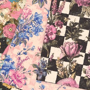 Pu&ograve; includere: Primo piano di tessuto a fantasia floreale in rosa, blu e nero. I disegni includono rose, peonie e altri fiori. Una sezione presenta un motivo a scacchiera in bianco e nero. Il tessuto ha un'estetica vintage e romantica.