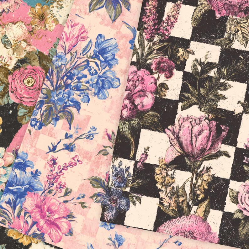 Pu&ograve; includere: Primo piano di tessuto a fantasia floreale in rosa, blu e nero. I disegni includono rose, peonie e altri fiori. Una sezione presenta un motivo a scacchiera in bianco e nero. Il tessuto ha un'estetica vintage e romantica.