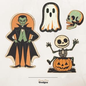 Puede incluir: Un conjunto de cuatro pegatinas con tem&aacute;tica de Halloween que incluyen un vampiro de piel verde con traje negro, un fantasma blanco, una calavera verde y un esqueleto sentado sobre una calabaza. El texto Eleven Nine Designs aparece abajo.