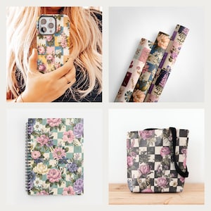 Pu&ograve; includere: Una collezione di prodotti a tema floreale, tra cui una custodia per telefono, rotoli di carta, un taccuino a spirale e una borsa tote. Gli articoli presentano un motivo a scacchi con rose rosa, viola e gialle su sfondo azzurro e bianco.