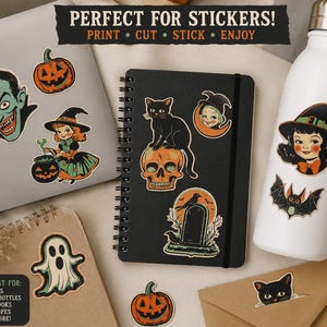 Puede incluir: Una colecci&oacute;n de pegatinas de estilo vintage de Halloween con un vampiro, calabazas, una bruja, un gato negro sobre una calavera, una l&aacute;pida, un fantasma y un murci&eacute;lago, aplicadas en un cuaderno, una botella de agua blanca y un ordenador port&aacute;til.