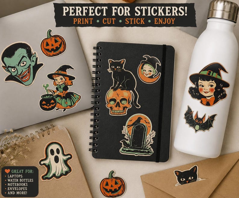 Puede incluir: Una colecci&oacute;n de pegatinas de estilo vintage de Halloween con un vampiro, calabazas, una bruja, un gato negro sobre una calavera, una l&aacute;pida, un fantasma y un murci&eacute;lago, aplicadas en un cuaderno, una botella de agua blanca y un ordenador port&aacute;til.