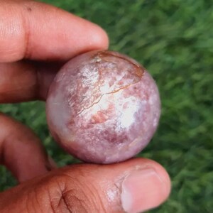 Gema natural Gemmy Lepidolita Esfera Piedra Gema Gemmy Lepidolita Bola Esfera Forma Increíble Diseño Pulido a Mano Piedra Gema Cristal Suave -215