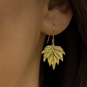 Goldene Ahornblatt Ohrringe, Blattgoldohrringe, Natur Inspirierte Ohrringe, Herbst Ohrringe für Frauen, Geschenk für Frau oder Freundin