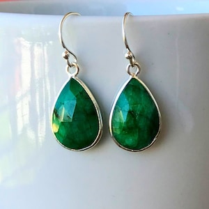 Pendientes de esmeralda auténtica en plata de ley 925 con piedra de lágrima verde y piedra de nacimiento de mayo.