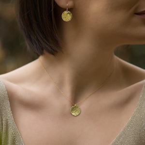 Dainty Gold Disc Necklace, Hammered Disc Gold Pendant, Minimalist Layering Jewelry, Simple Everyday Necklace for Women, Textured Round Charm