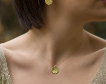 Gehamerde gouden schijfketting: sierlijke minimalistische hanger