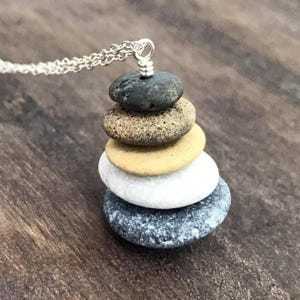 Collar con colgante de piedra de playa apilada con guijarros de playa, collar con colgante de roca equilibrada en plata de ley.
