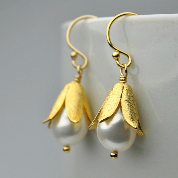 Gold lily flower pearl earrings, real pearl earrings, bridesmaid gifts, pearl drop earrings, natural jewelry, June birthstone, gifts for her