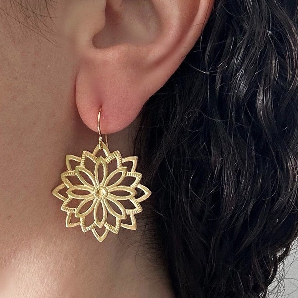 Pendientes mandala dorados, pendientes colgantes de oro, pendientes boho para uso diario, joyería étnica, pendientes boho de flores, regalo para mujer