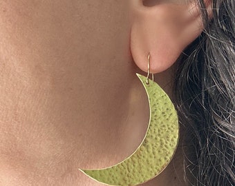 Pendientes de luna creciente, pendientes de oro martillado, pendientes colgantes de luna, pendientes celestiales de declaración, joyas lunares, pendientes colgantes de luna boho