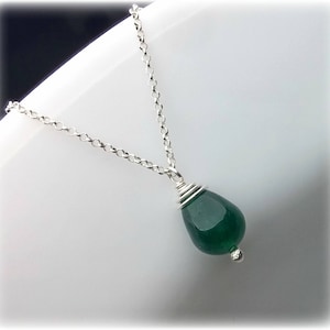 Collana di giada verde foresta per donne, collana a goccia verde, delicata catena in argento sterling, ciondolo di giada, gioielli di giada, regalo per lei KN523 immagine 2