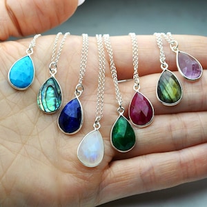 Facettierte Edelstein-Anhänger, Sterling Silber Teardrop Birthstone Halskette von Karousos Jewelry