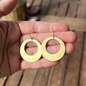 Goldene afrikanische Ohrringe, Boho baumeln Ohrringe, runde Ohrringe für jeden Tag, große Creolen, Statement Ohrringe, Boho Schmuck, Geschenk für sie Bild 2