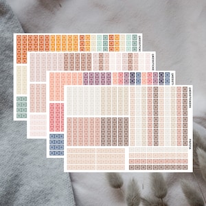 Puede incluir: Cuatro hojas de pegatinas cuadradas de colores con contornos blancos. Las pegatinas están dispuestas en filas y columnas. Los colores incluyen naranja, amarillo, verde, azul, rosa, morado, marrón y beige. El texto "@KESSTICKERS" y "PAPYRIA" es visible en las hojas.