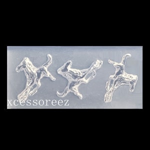 Puede incluir: Molde de silicona con tres dise&ntilde;os en relieve de caballos corriendo. El molde es transparente y tiene una superficie lisa. El molde es para hacer manualidades de resina.