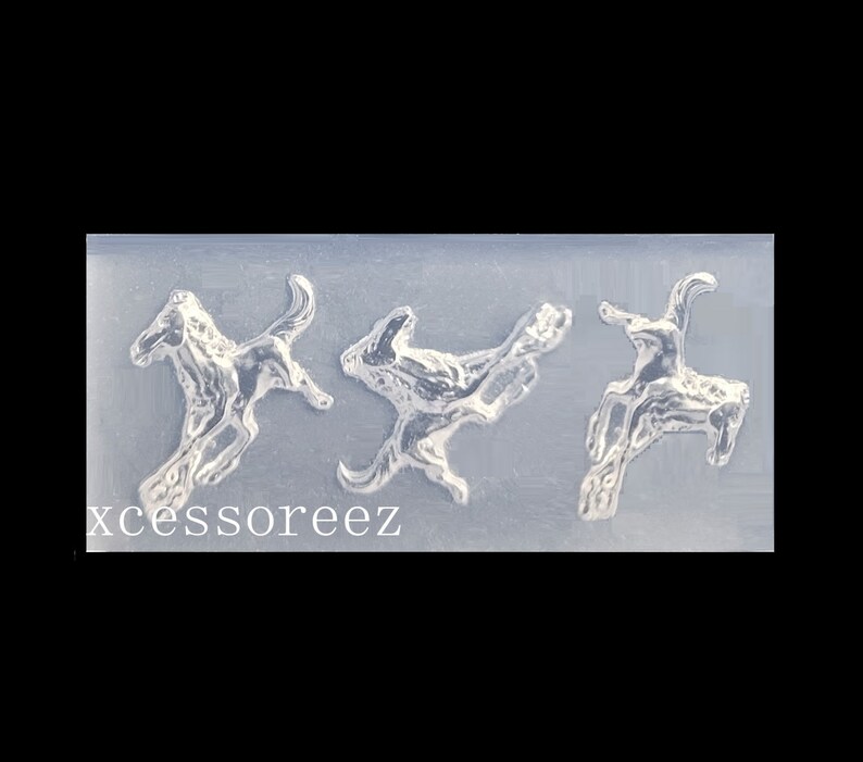 Puede incluir: Molde de silicona con tres dise&ntilde;os en relieve de caballos corriendo. El molde es transparente y tiene una superficie lisa. El molde es para hacer manualidades de resina.