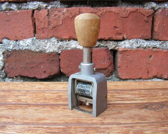 retro büroeinrichtung büro schreibtisch vintage datumsstempel bürostempel alte nummerierungstempel stempel datum rollerdatumstempel metallstempel retro büroeinrichtung vintageoffice office etsy retro büroeinrichtung büro schreibtisch vintage datumsstempel bürostempel alte nummerierungstempel stempel datum rollerdatumstempel metallstempel retro büroeinrichtung vintageoffice office etsy