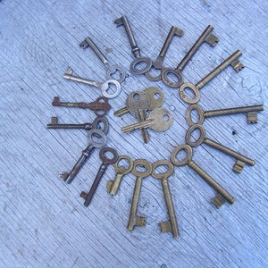 Set mit 19 antiken Messing- und Eisen-Skelettschlüsseln, Sammlerschlüsseln, Rostschlüsseln, Vintage alten Schlüsseln, Steampunkschlüsseln