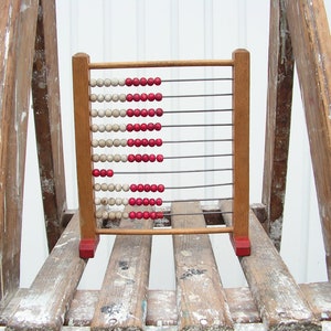 Ábaco antiguo tamaño mediano Ábaco de madera vintage Ábaco viejo Ábaco blanco bolas rojas Antigua Escuela Calculadora Computadora primitiva Calculadora de madera antigua