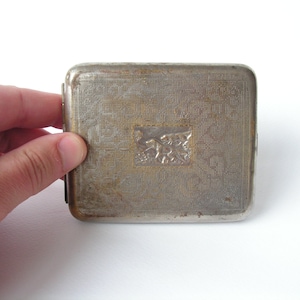 Étui à cigarettes en métal des années 1950, étui à cigarettes vintage en détresse avec chiens, support en métal argenté, porte-tabac, cadeau pour fumeur