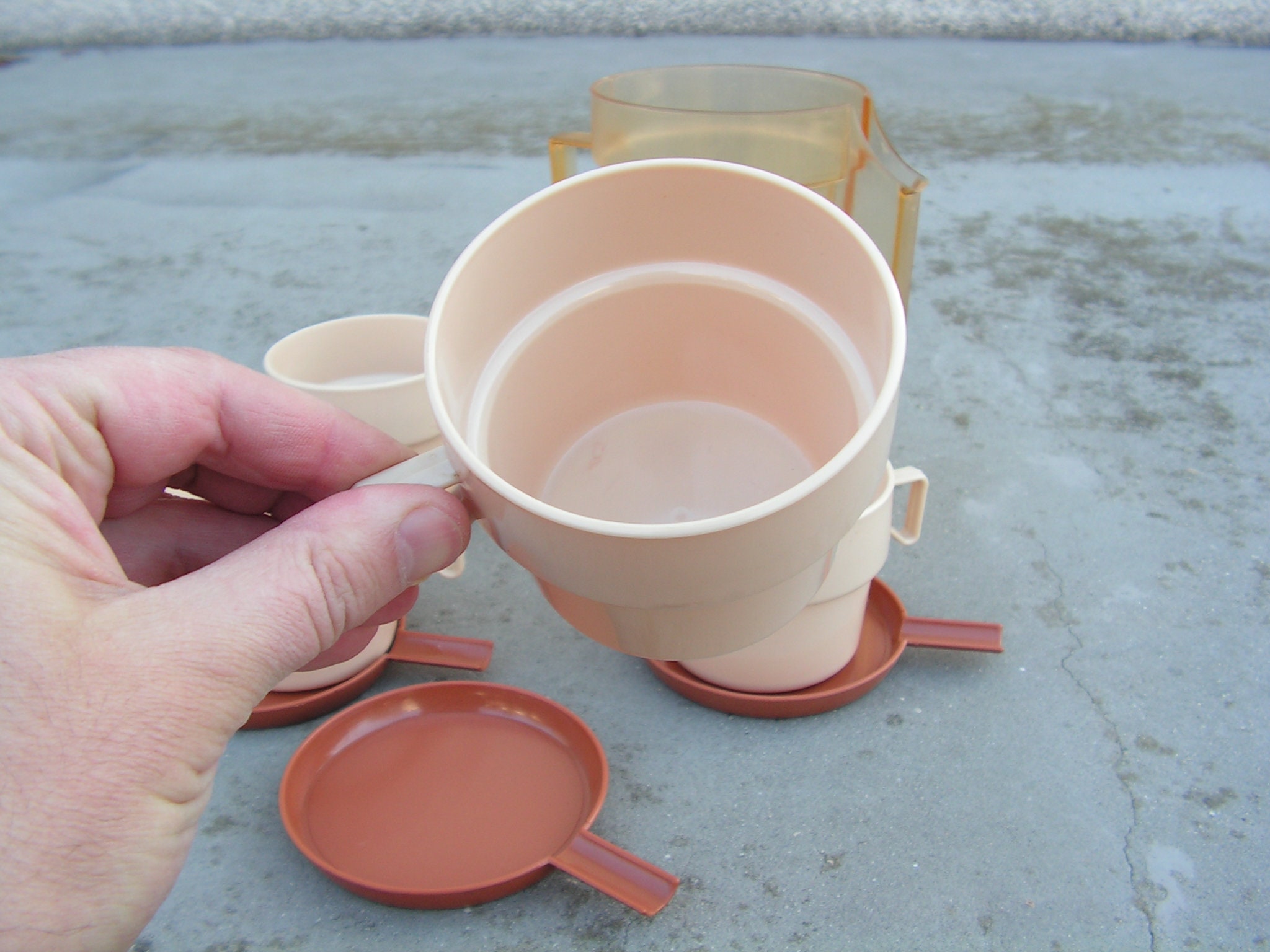Coffret de 4 tasses Michelle Allen avec leurs cuillères Coffret de 4 tasses Michelle Allen avec leurs cuillères