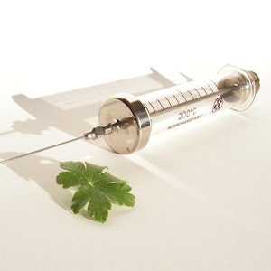 Seringue en verre CHIRANA Jamais utilisé Seringue en verre de 10 ml avec aiguille Décor de pharmacie Alerte médicale Outil de médecin antique Seringue neuve avec boîte